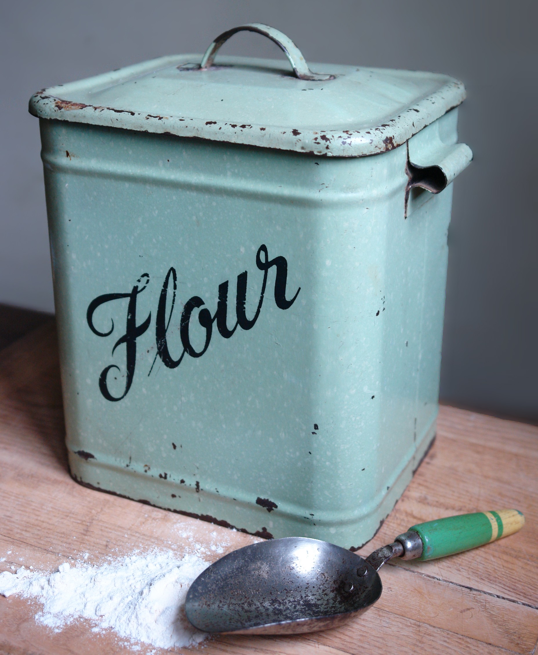 NEW VINTAGE LOOKING METAL FLOUR CONTAINER WITH LID STORAGE TIN, GREEN WHITE