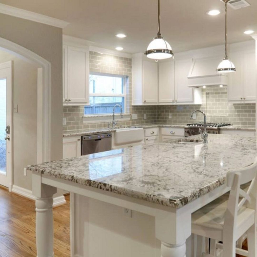 Белые столешницы фото. Granite Countertops Alaska White. Аляска Вайт гранит столешницы. Оникс Бьянко остров кухня. White Granite Kitchen Countertops Alaska White.