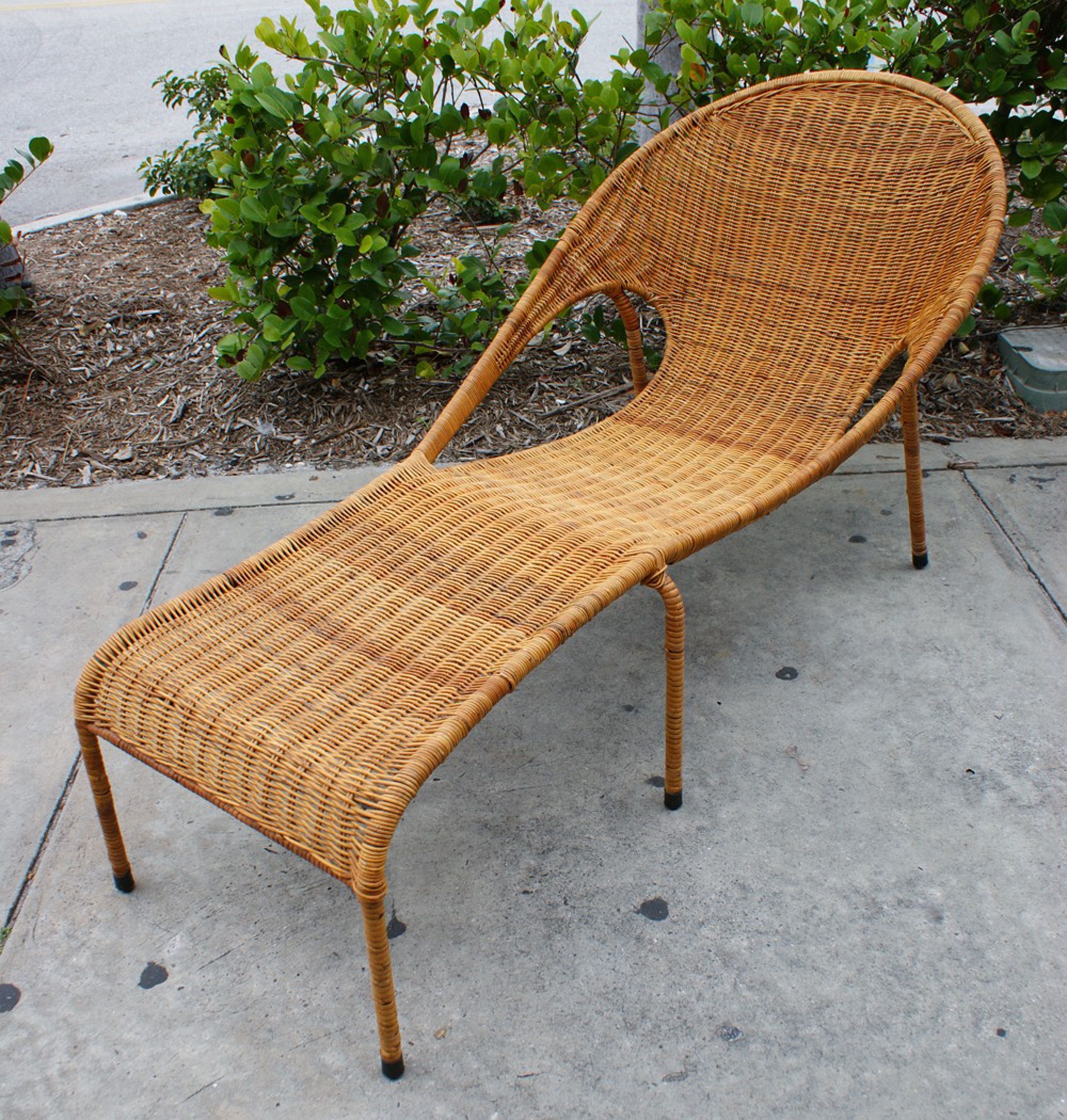 Rattan chaise lounge deals indoor