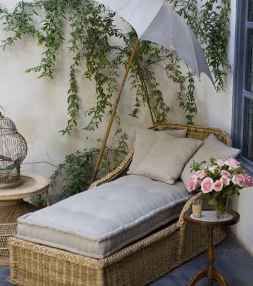 White wicker chaise lounge