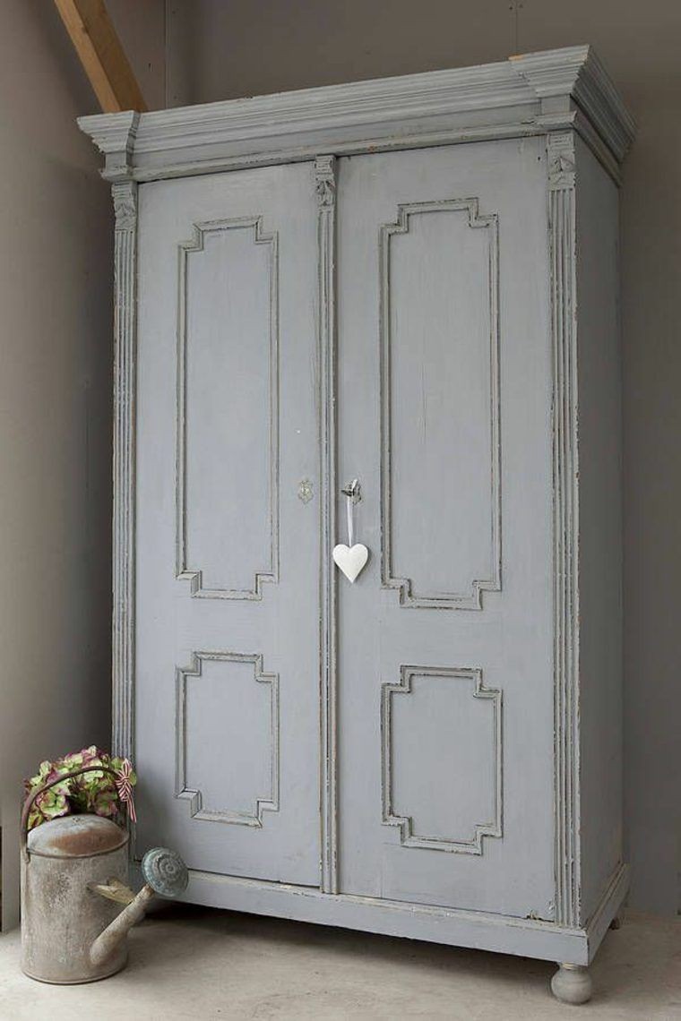 Standing coat outlet closet