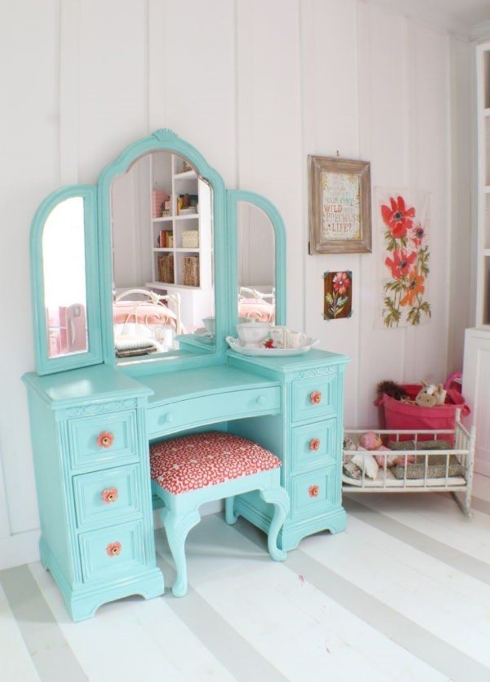 little girl vanity table with mirror