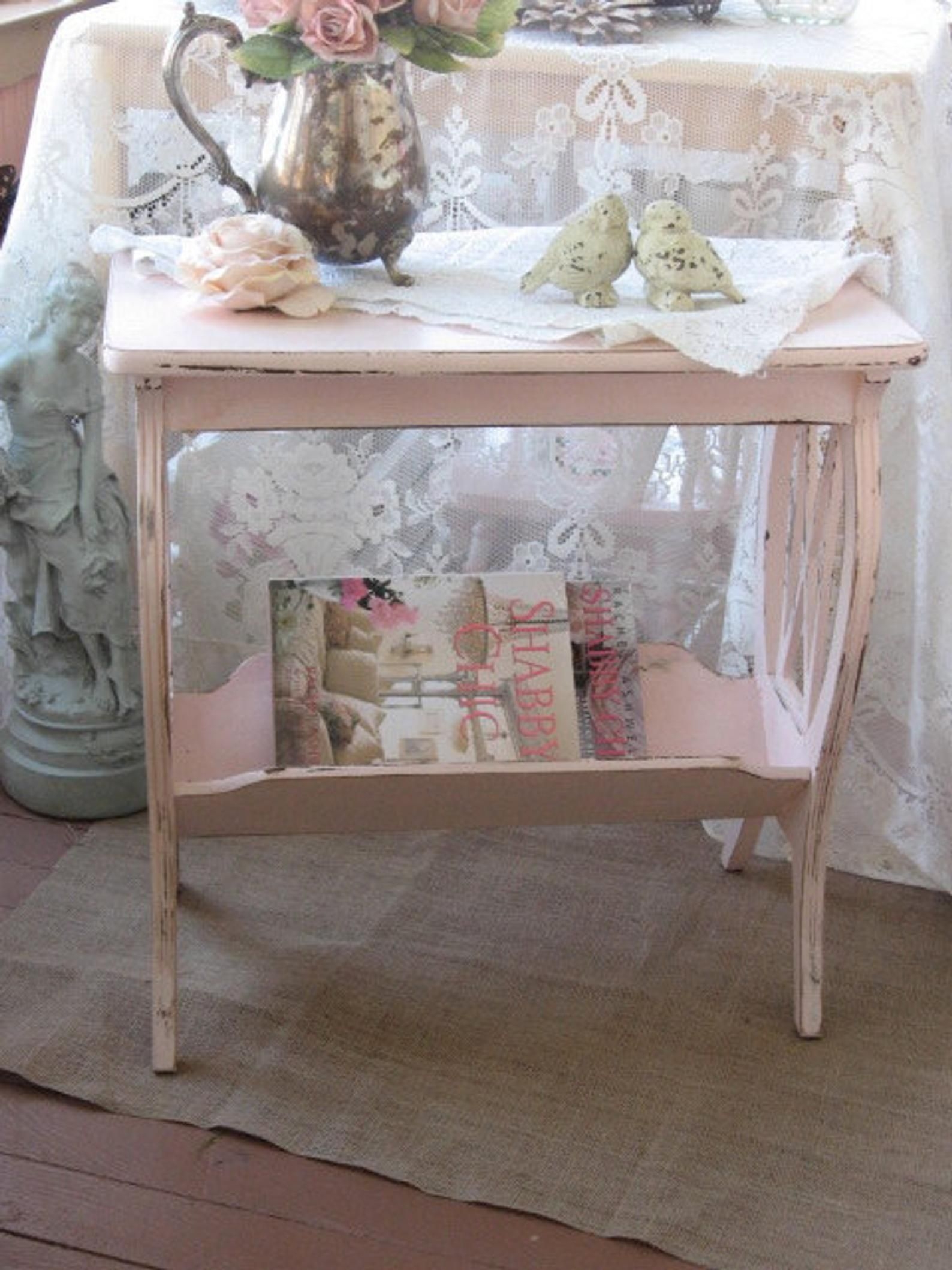 Shabby chic pink table vintage lyre