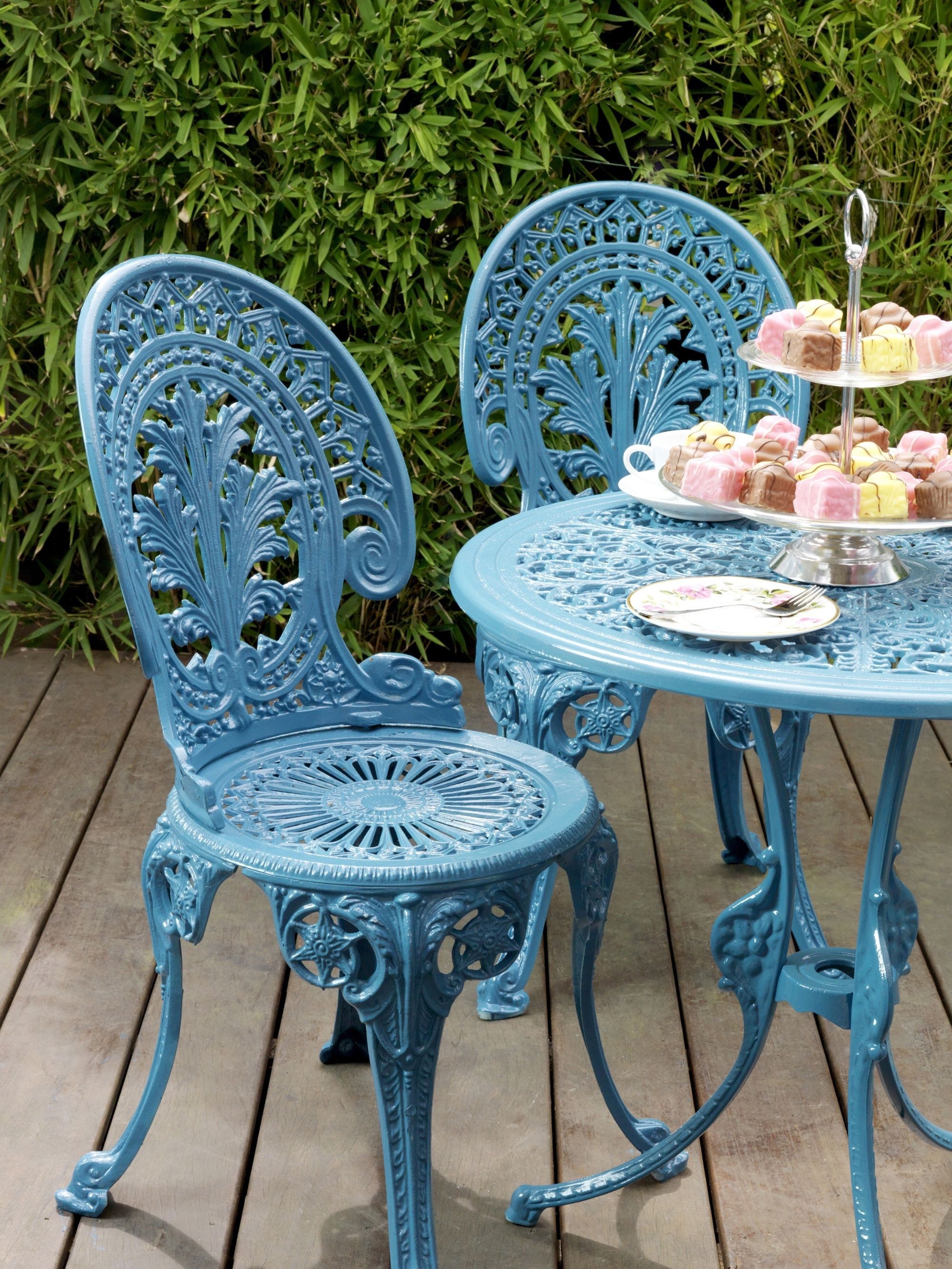 Cast iron outdoor discount table and chairs