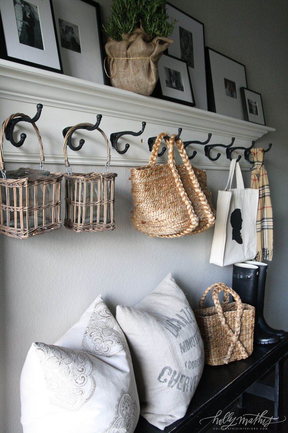 Wall shelf with baskets