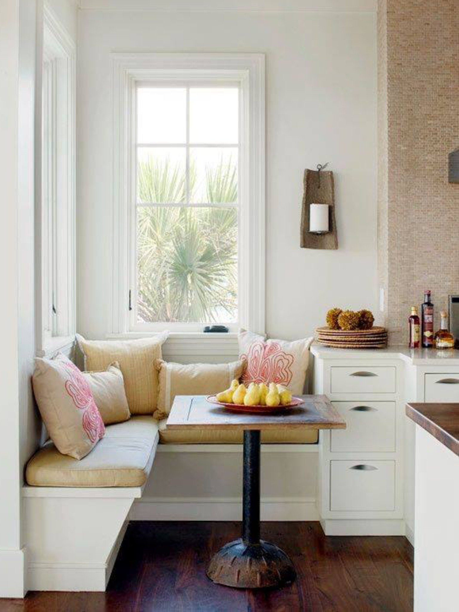 Breakfast nooks for small kitchens
