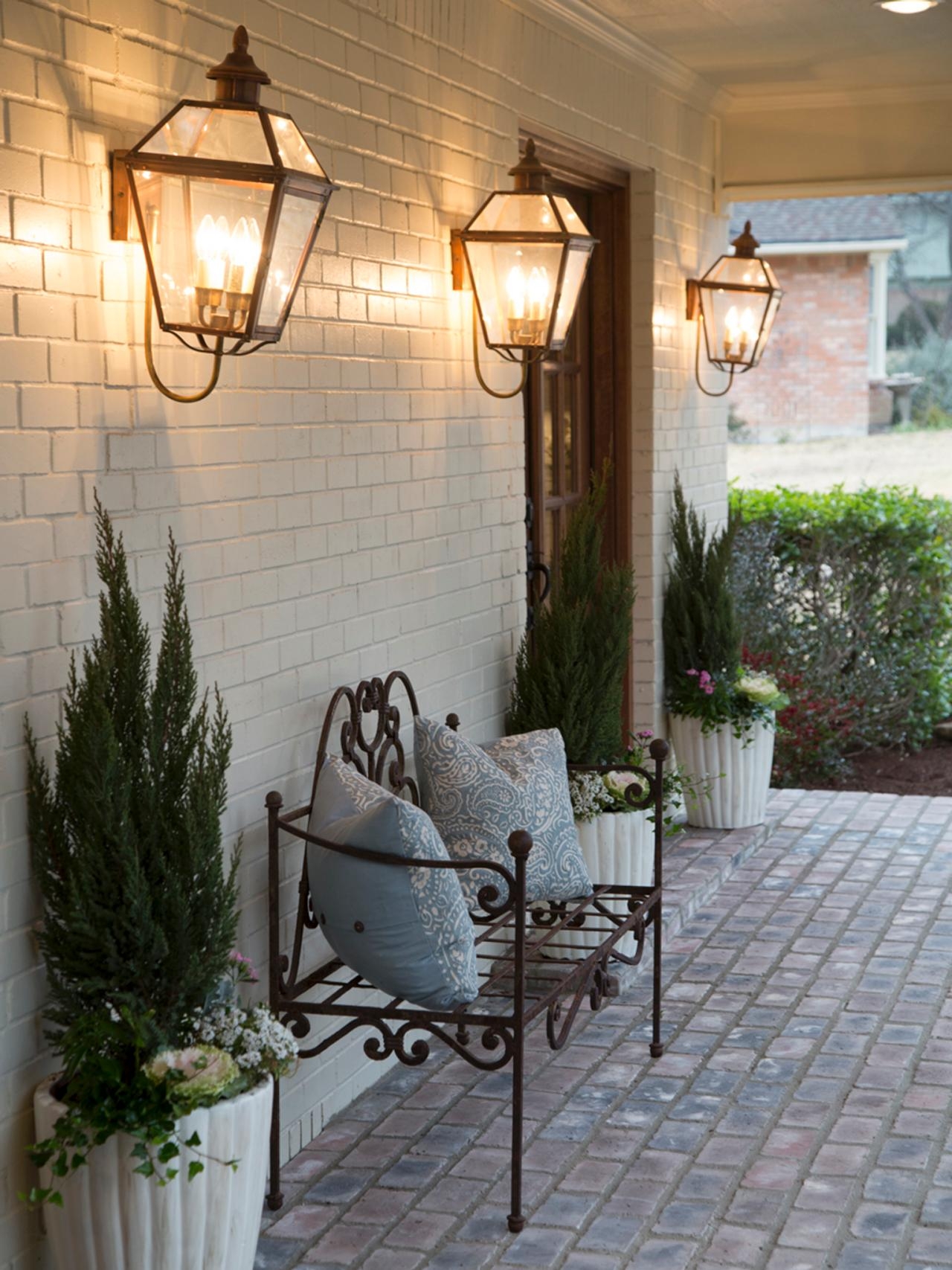 Front porch with online bench