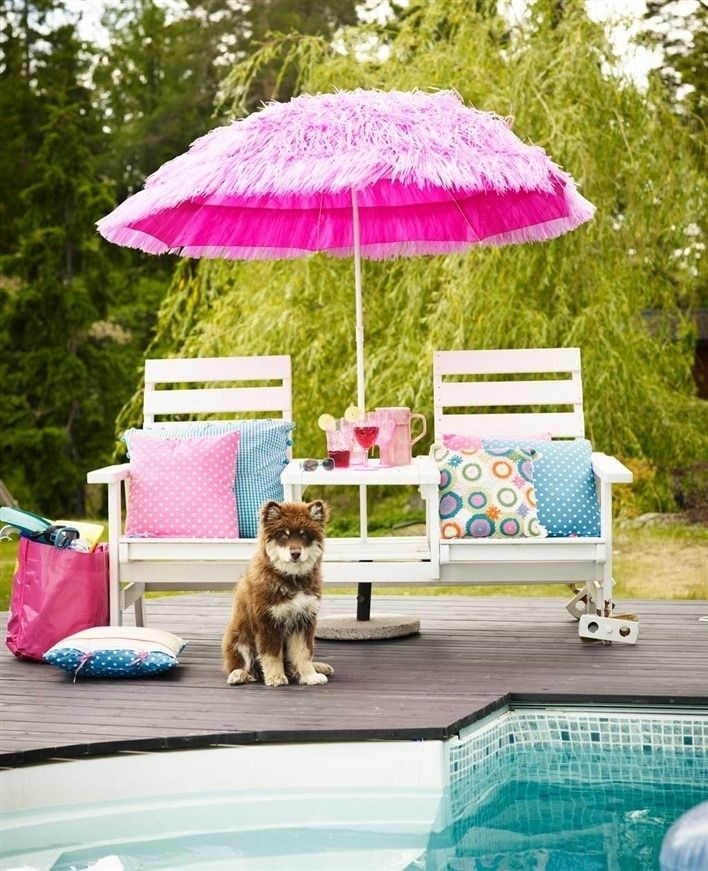 Love this pink umbrella pool n dog