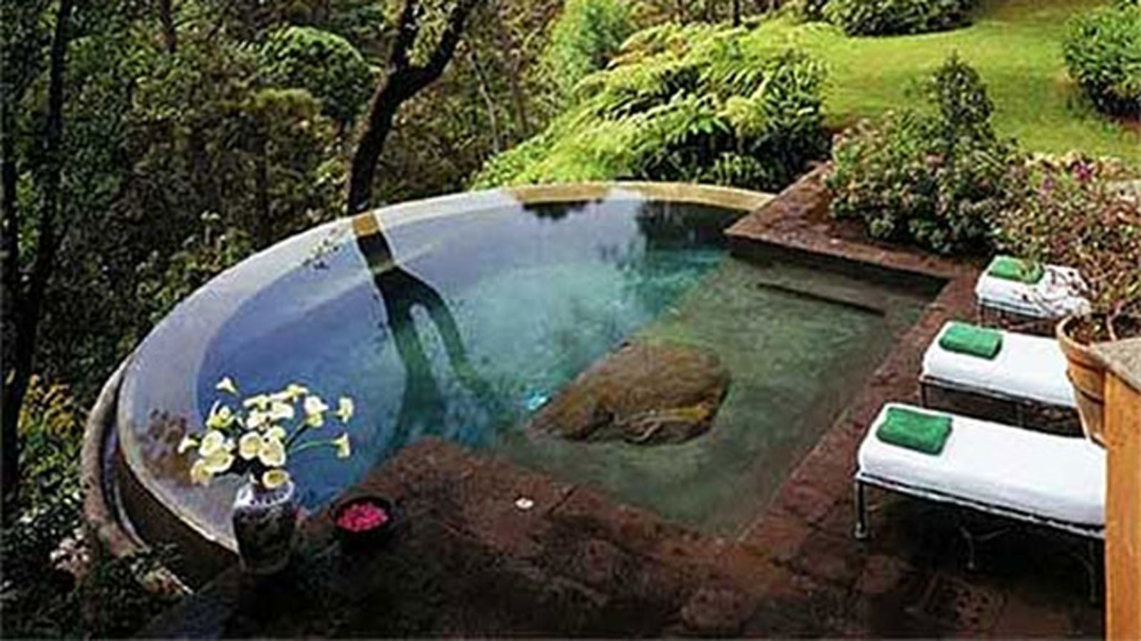 Pool with hot tub 4