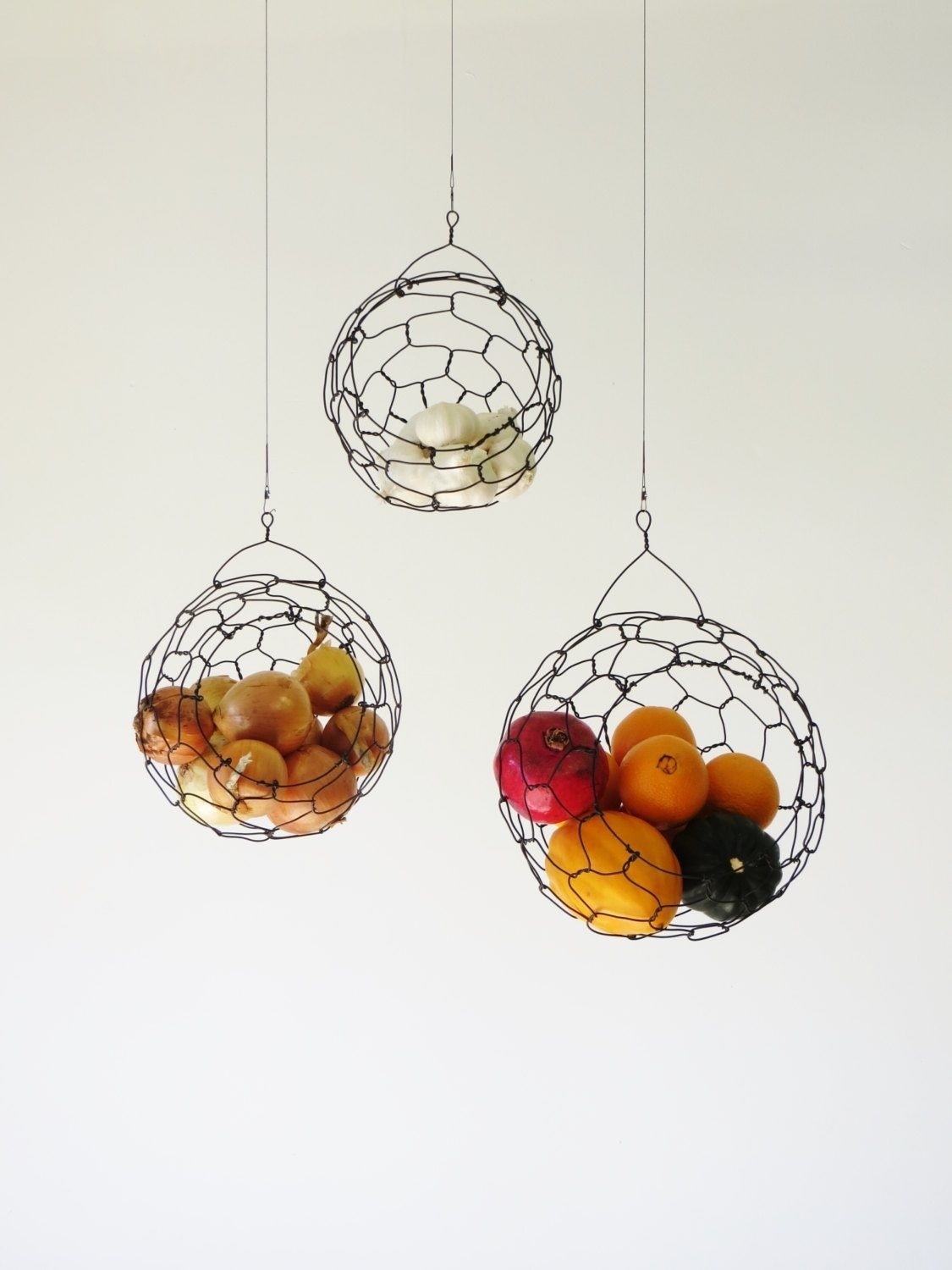 Hanging wire fruit or vegetable sphere