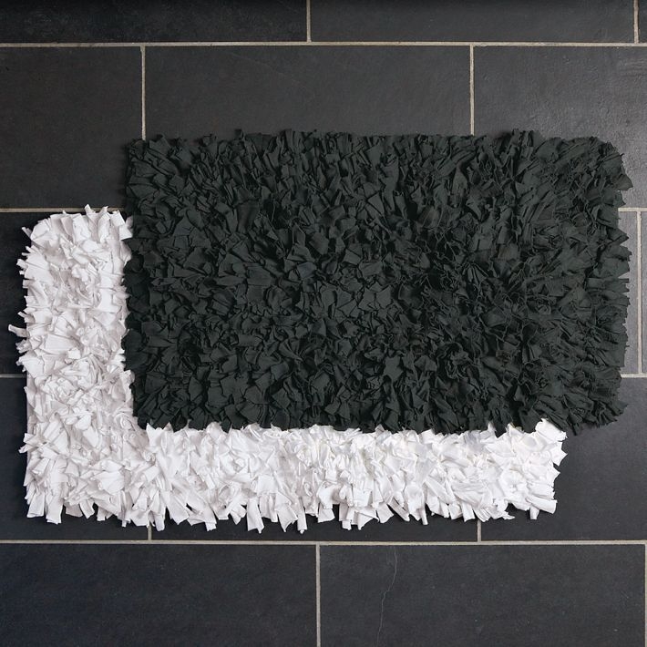 white fluffy bathroom rugs