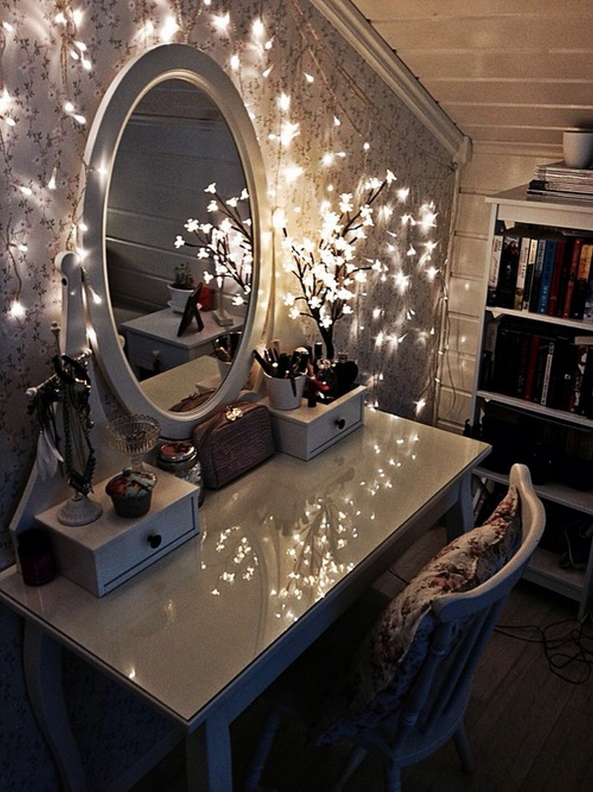 vanity set with lighted mirror