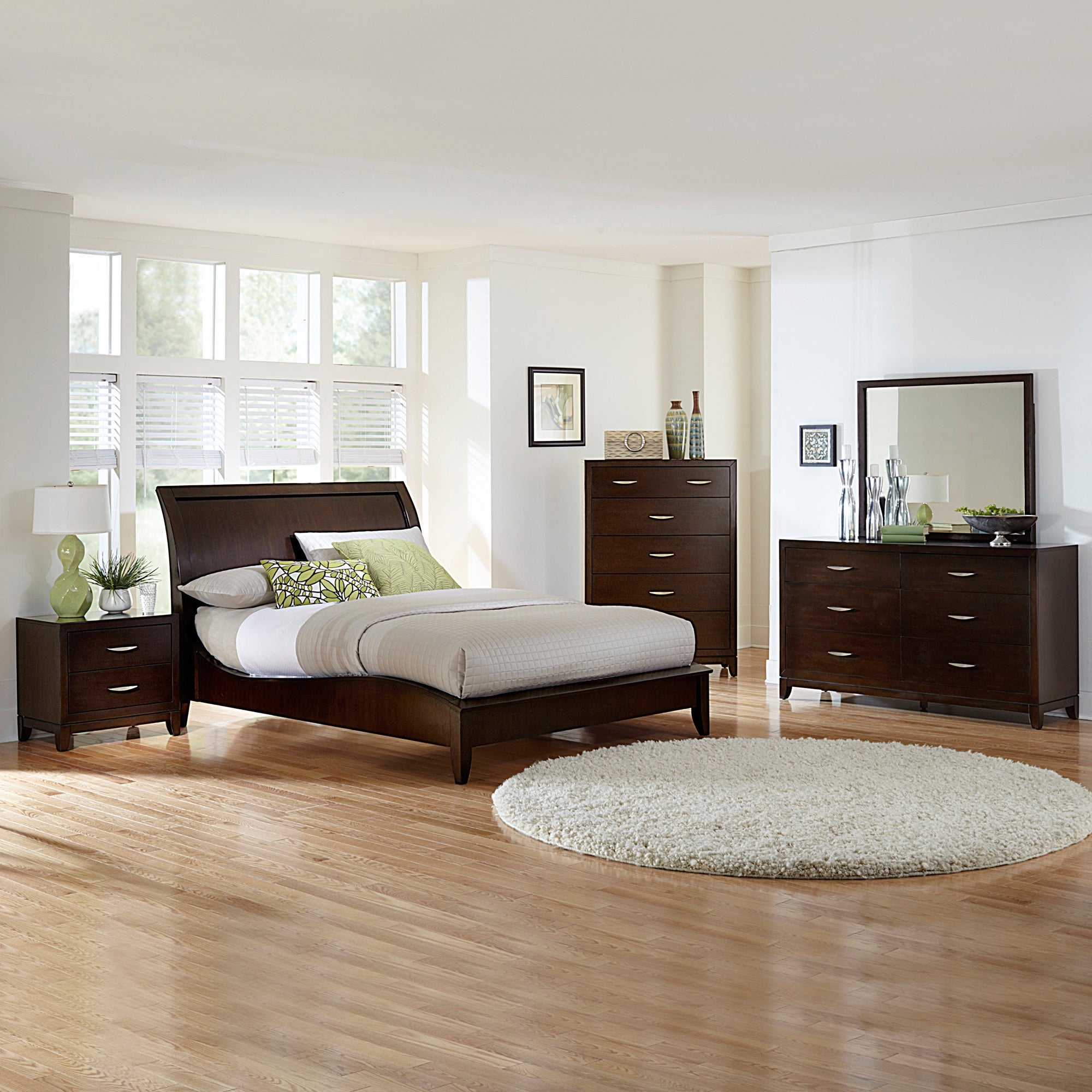 This beautiful modern bedroom set features an understated elegance that