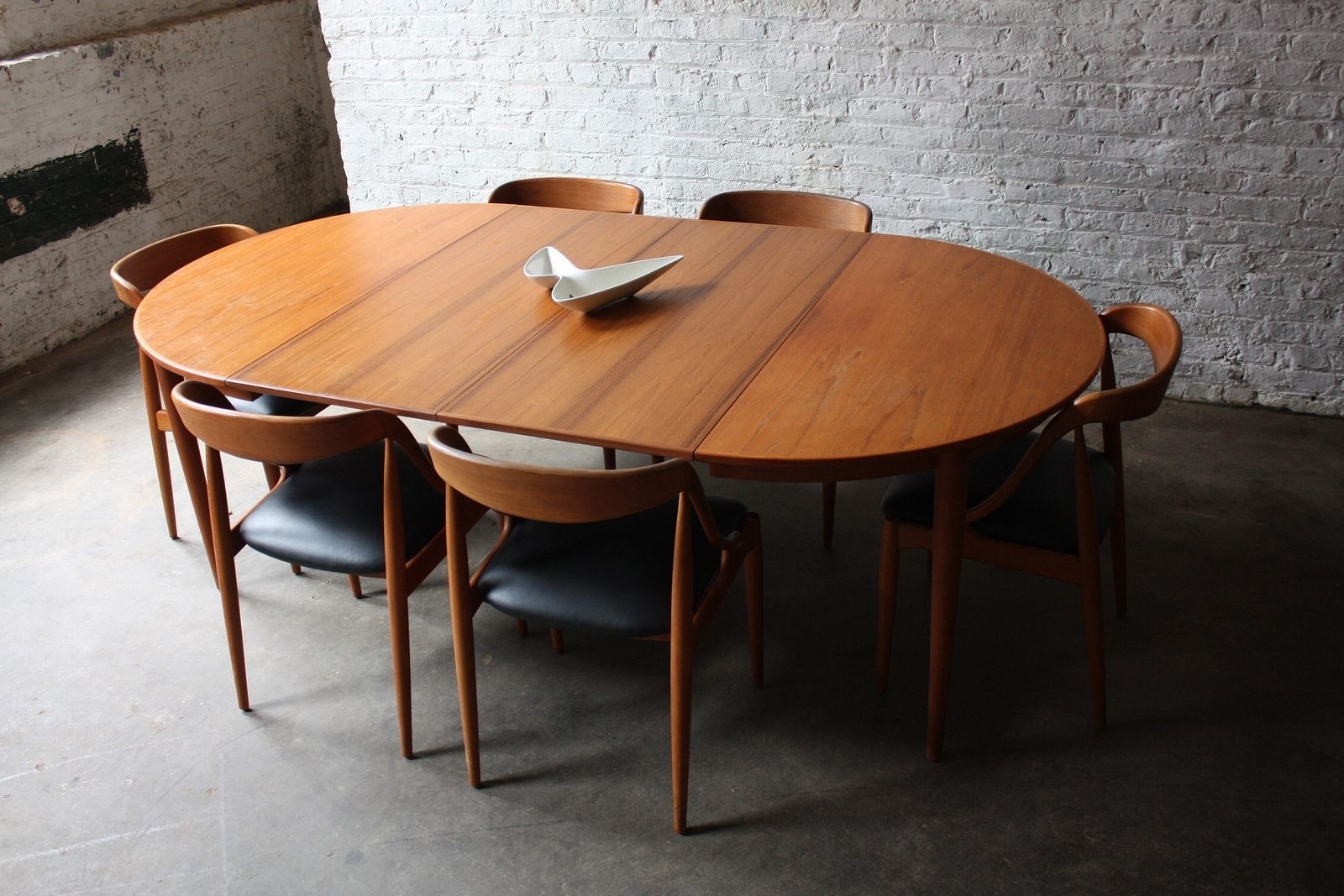 Modern oval dining tables