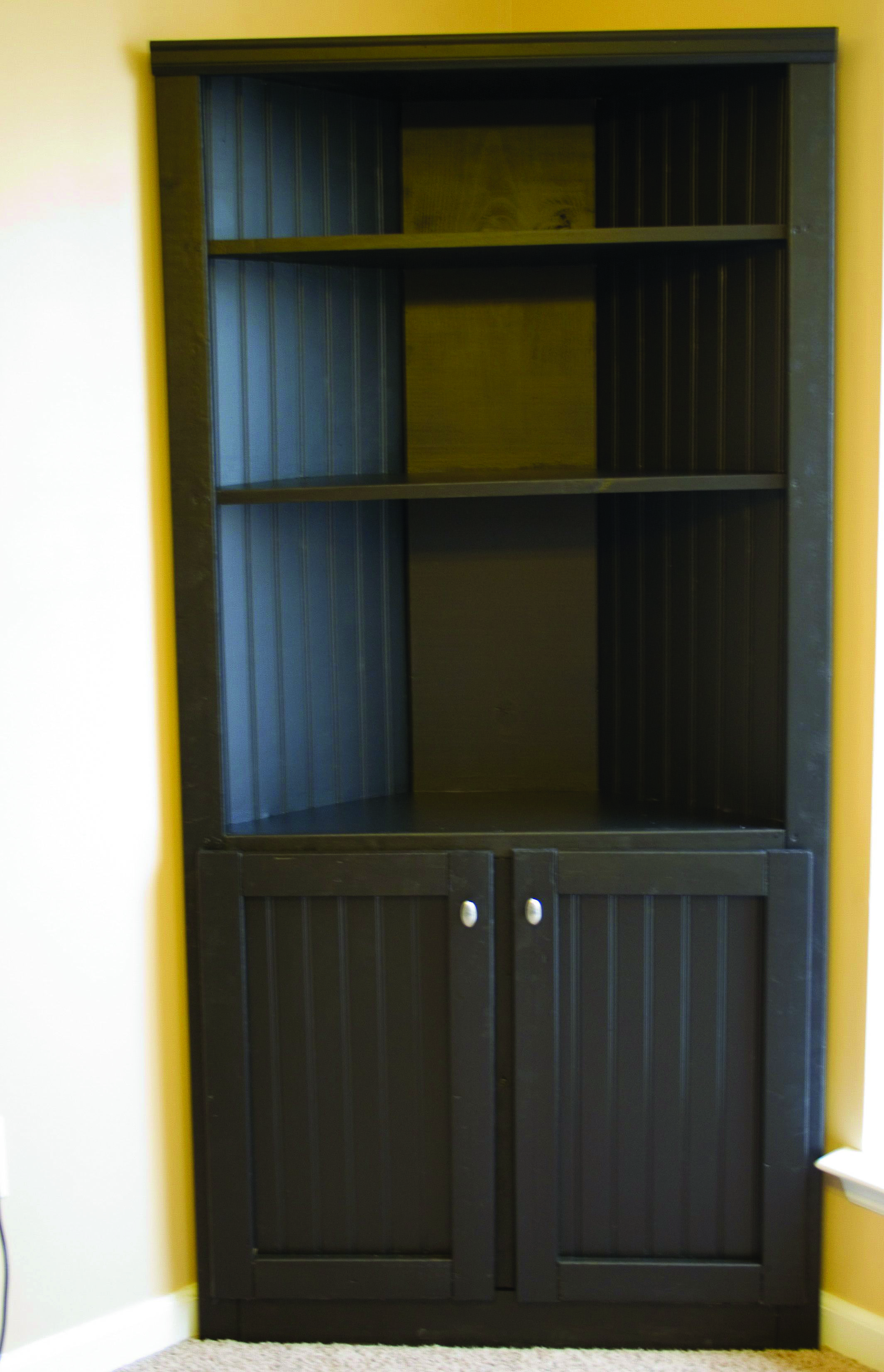 Corner cabinet with doors