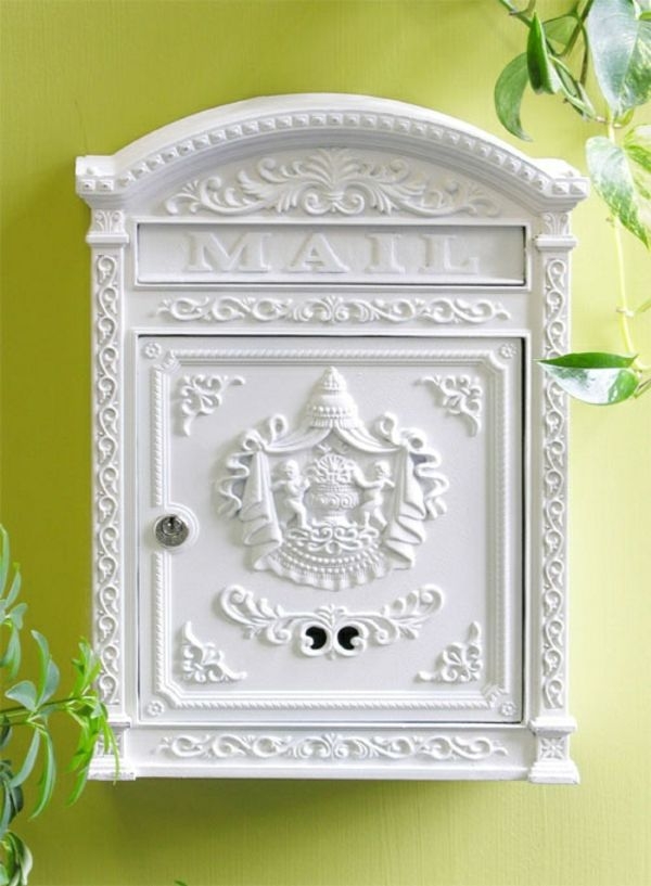 Locking wall mount mailbox