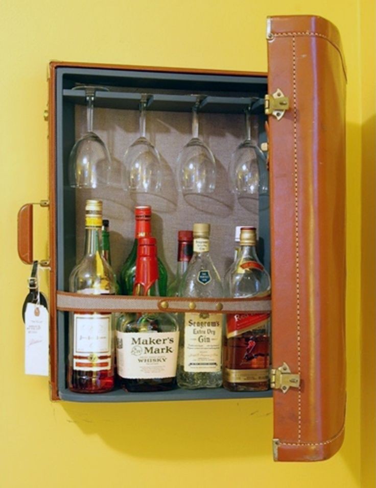 Locking wine cabinet