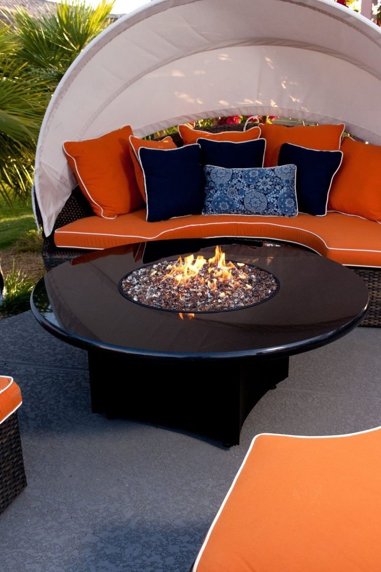 fire pit table with lid