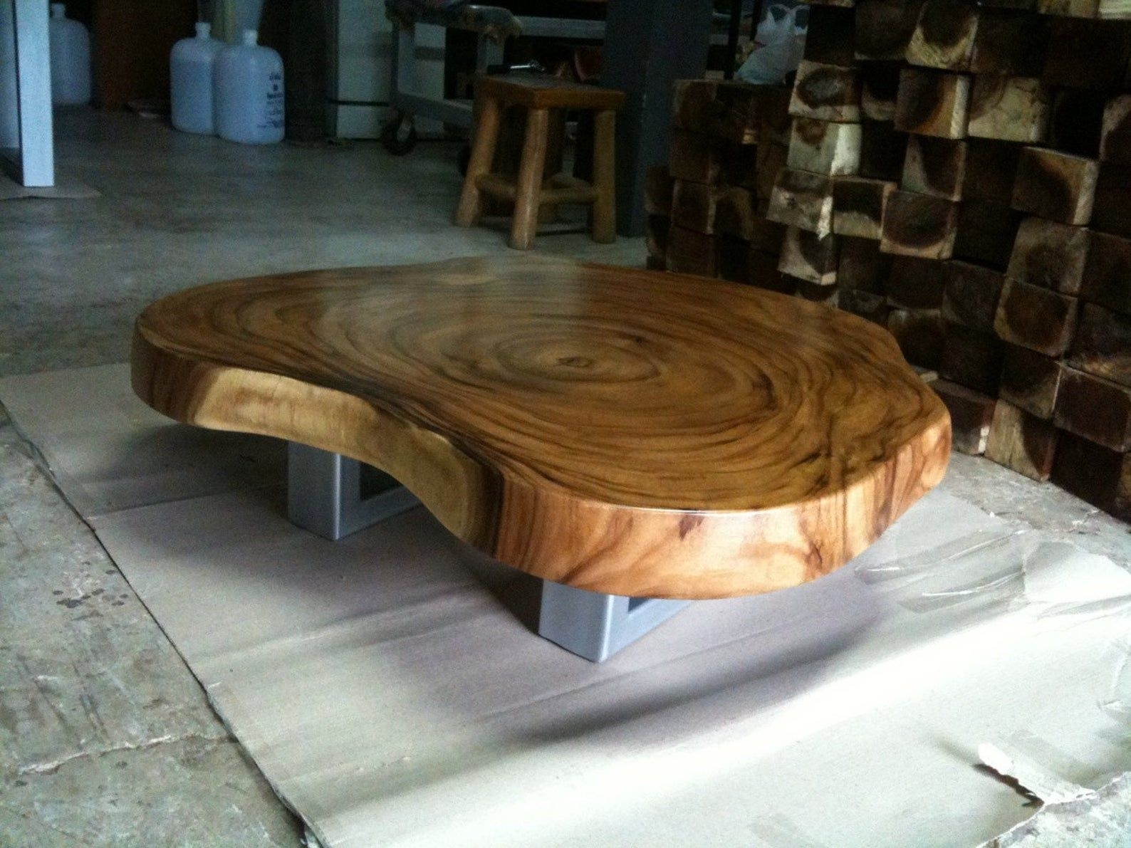 Круглый столик из цельного дерева