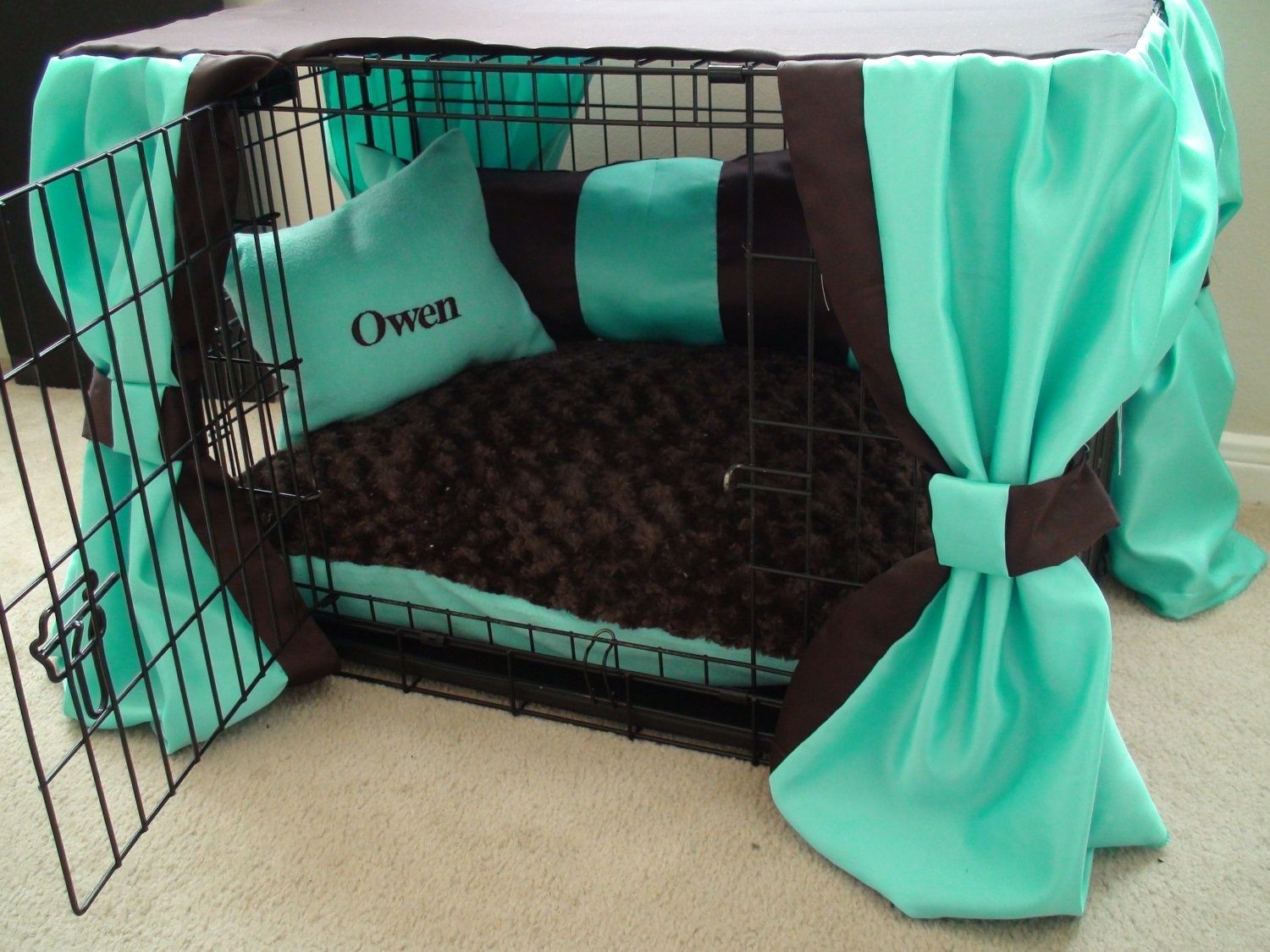 Dog crate cover ensemble in mint