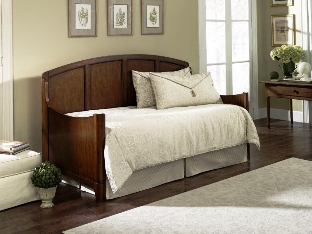Daybed with pop up trundle wood