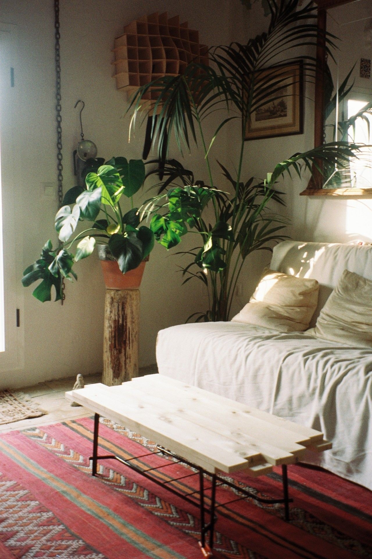 Plant pot stands indoor