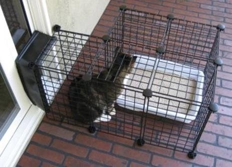 Outside cat litter outlet tray with roof