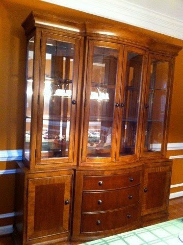 China cabinet break front 5 years old for sale nove