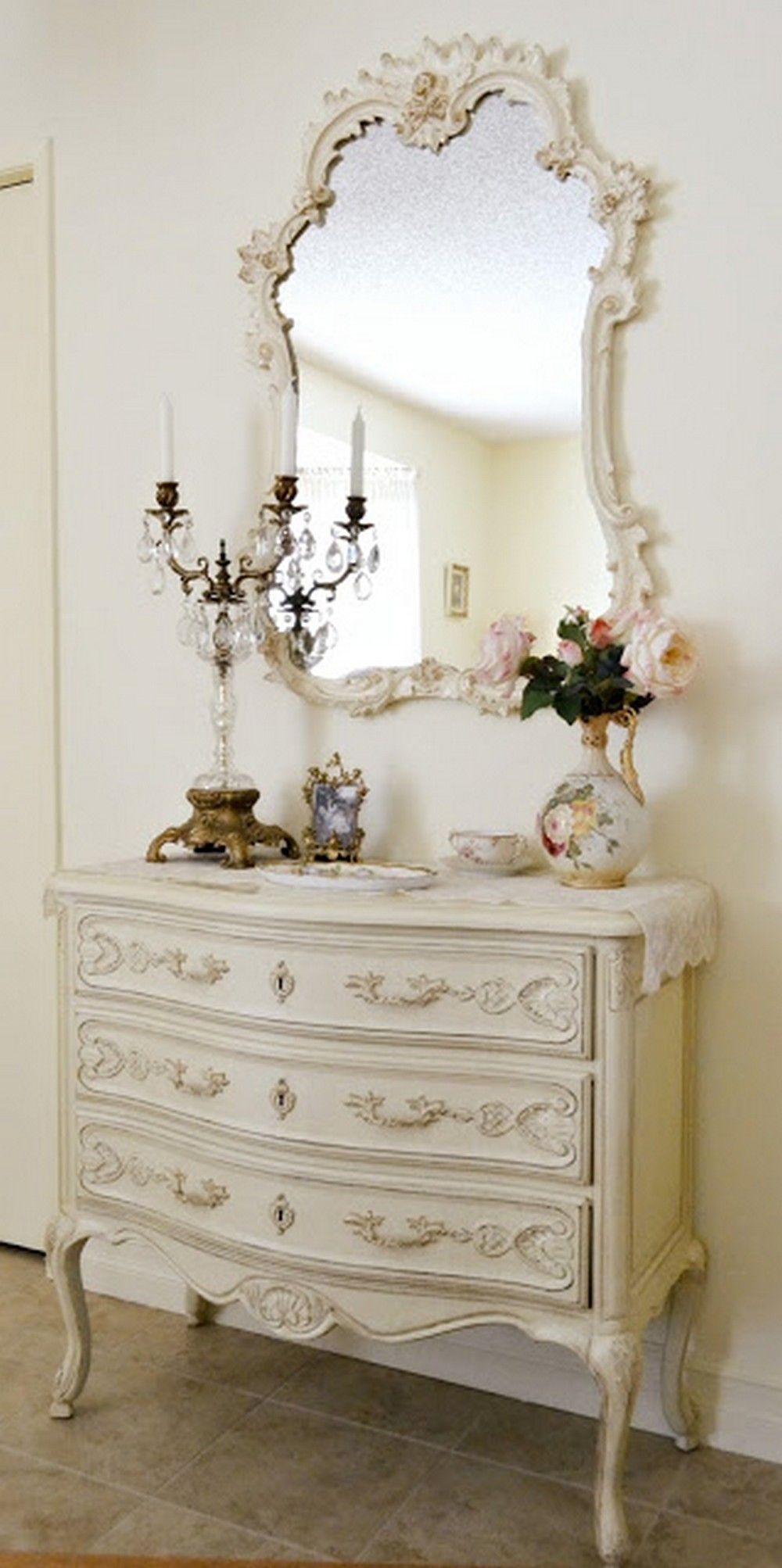 White vintage style bedroom furniture
