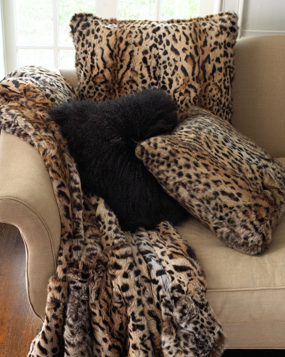 Leopard throw pillows 3