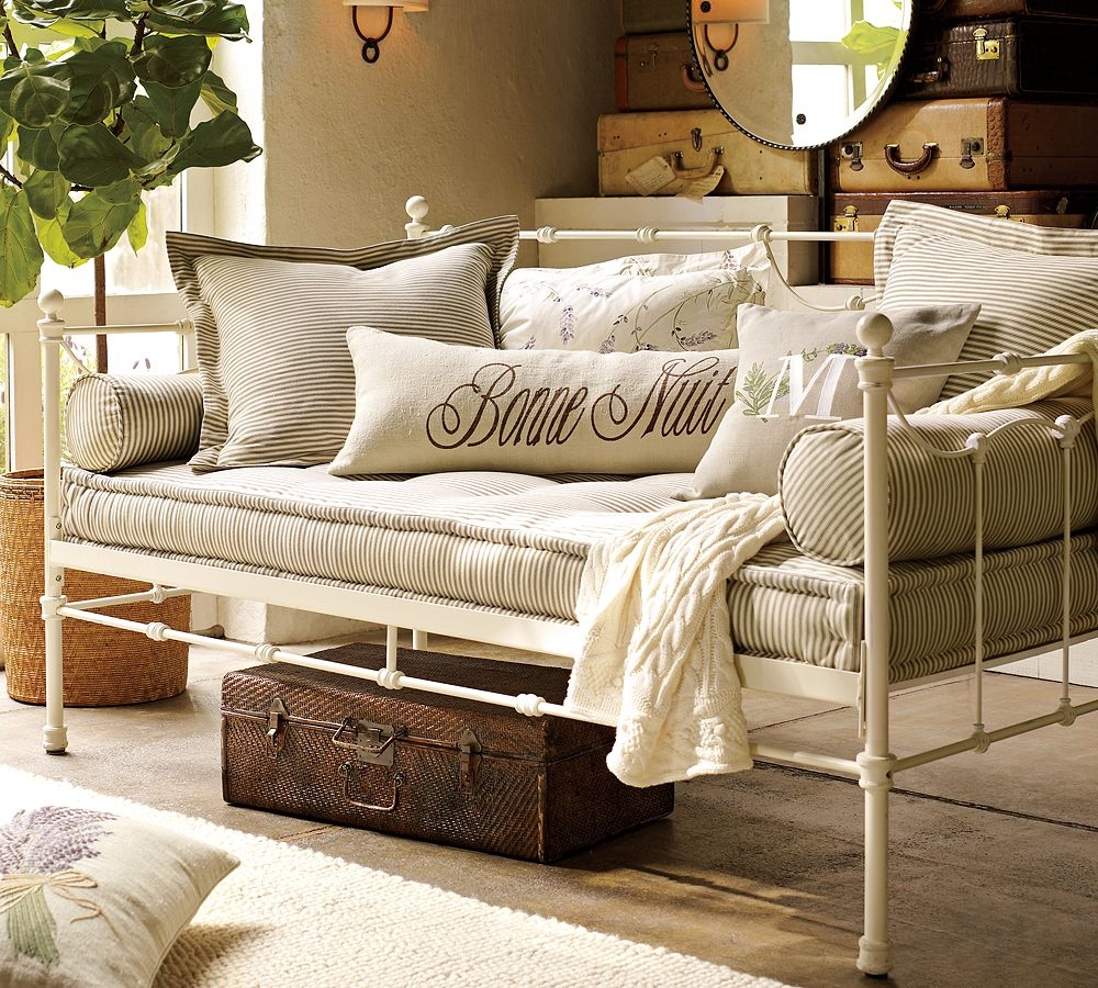 White iron daybed with trundle