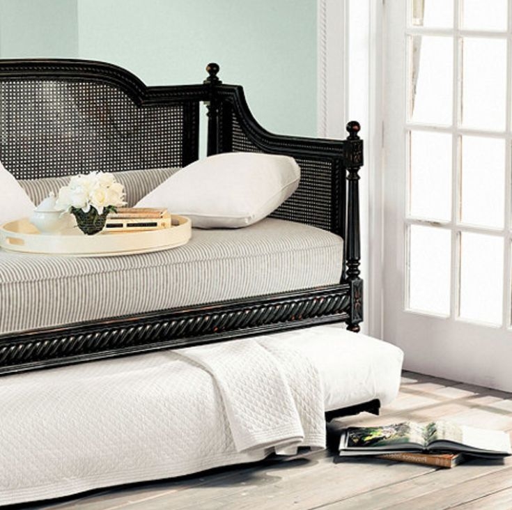 Wicker daybed with trundle