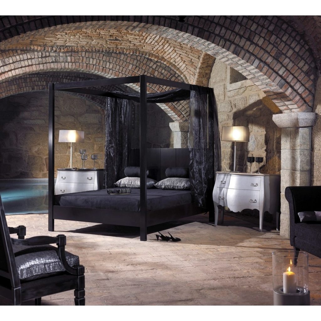 Black four poster bed 1