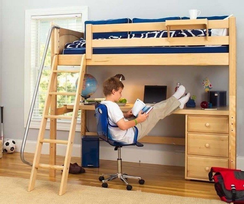 Спать на двухъярусной кровати. Кровать-чердак. Кровать чердак детская. Кровать с рабочим местом для ребенка. Детская двухэтажная кровать со столом.