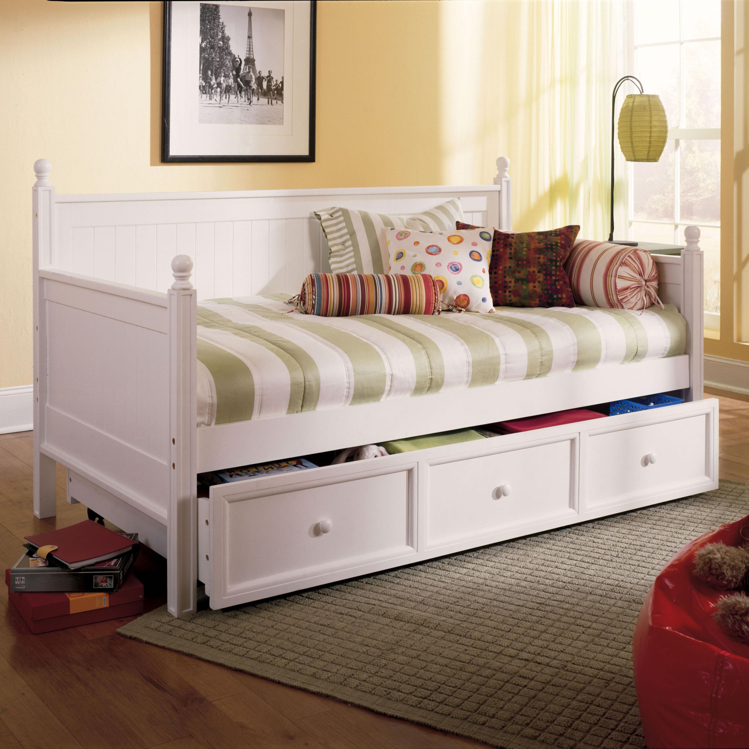 Wooden daybed with trundle