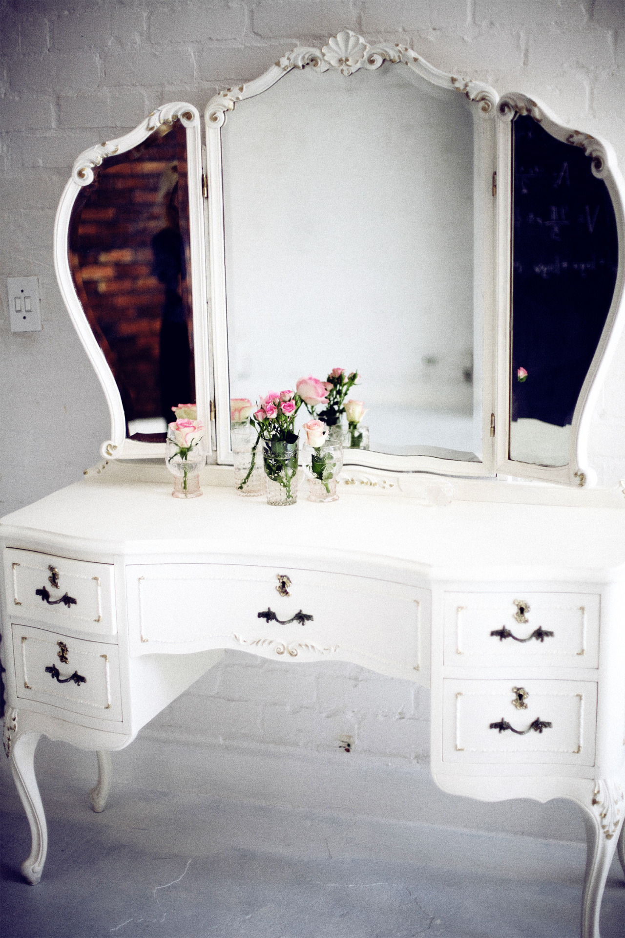 antique makeup vanity with lights