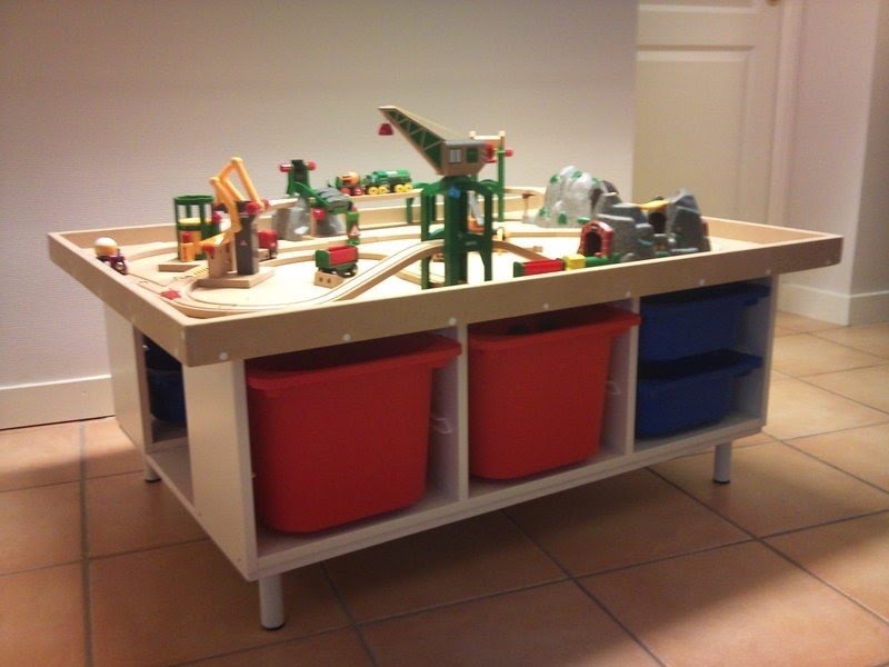 Childrens play table with storage 2