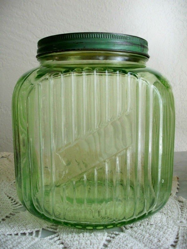 Vintage green depression glass cookie coffe jar w metal lid