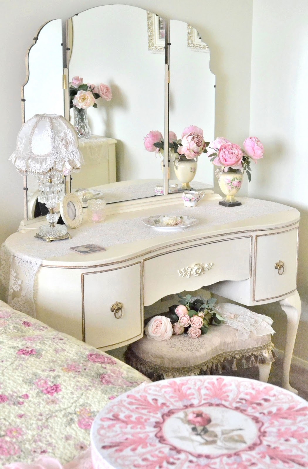 Antique white deals makeup vanity