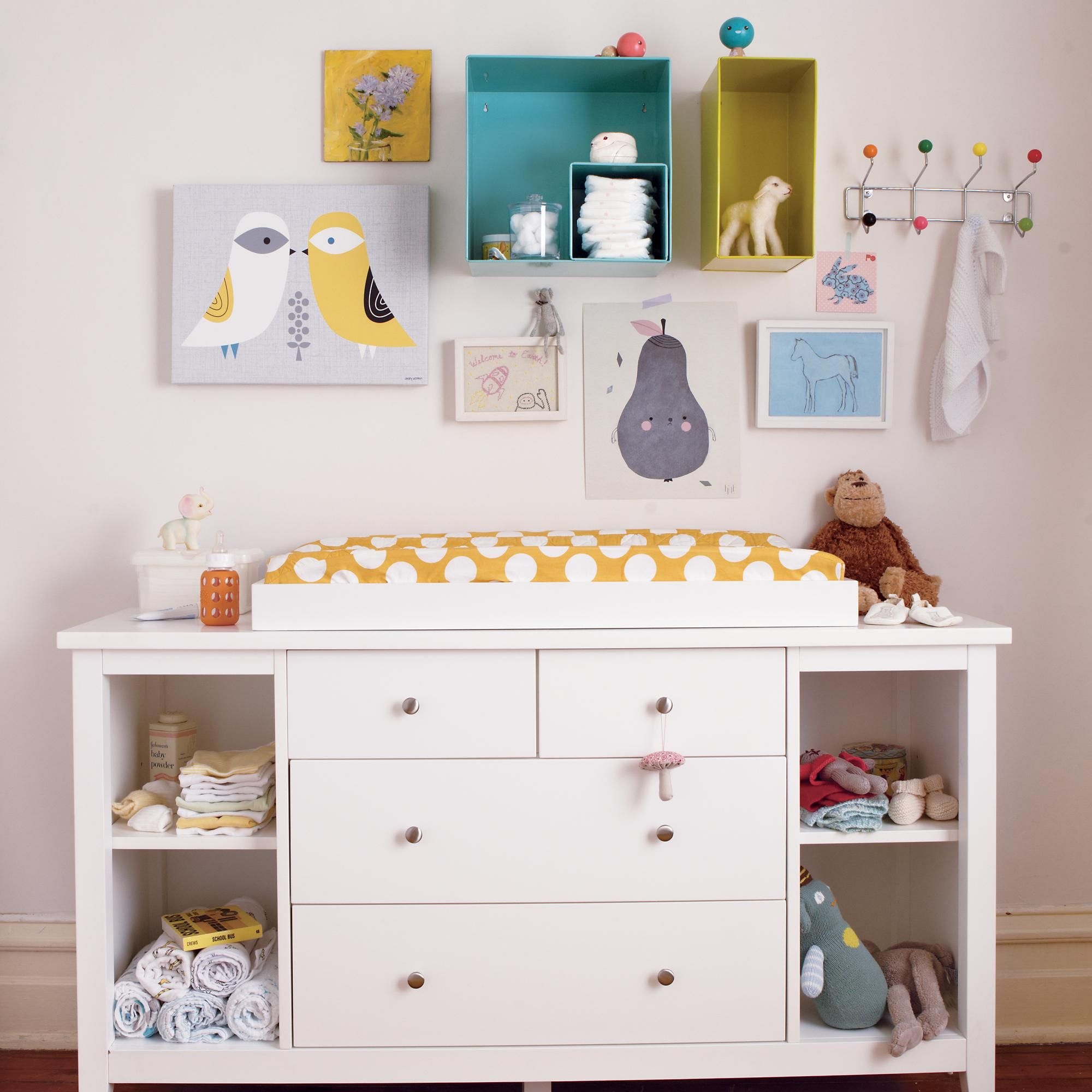 Dresser with shelves for books and a removable changing pad