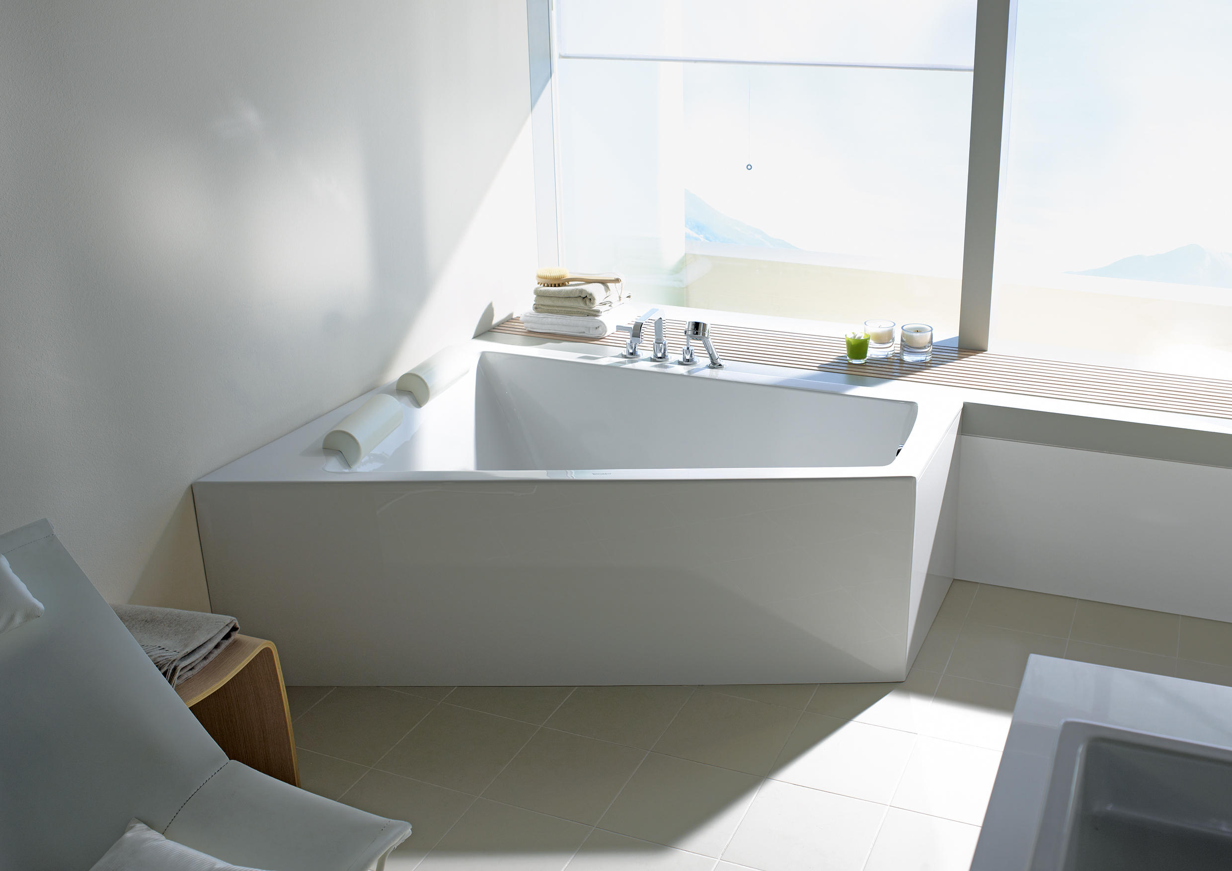 Freestanding corner bathtub 9