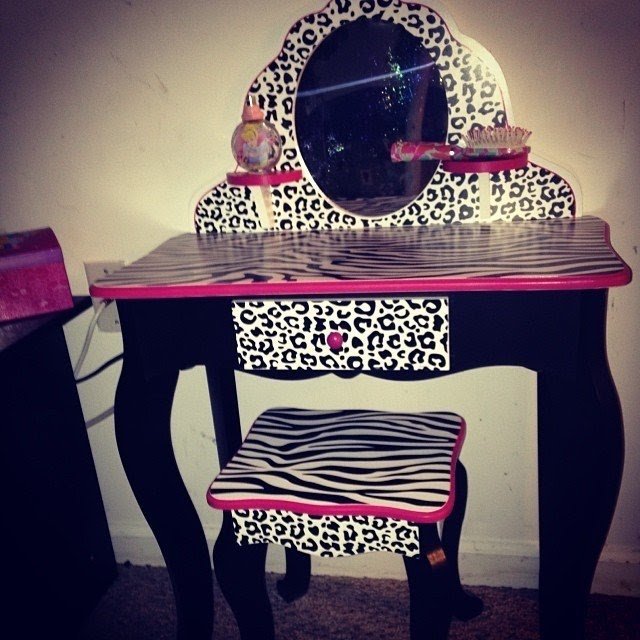 Little Girl Vanity Table Ideas On Foter   Adorable Little Girls Vanity 