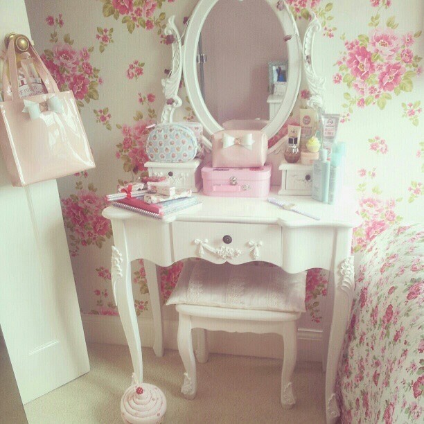 girl vanity table with mirror