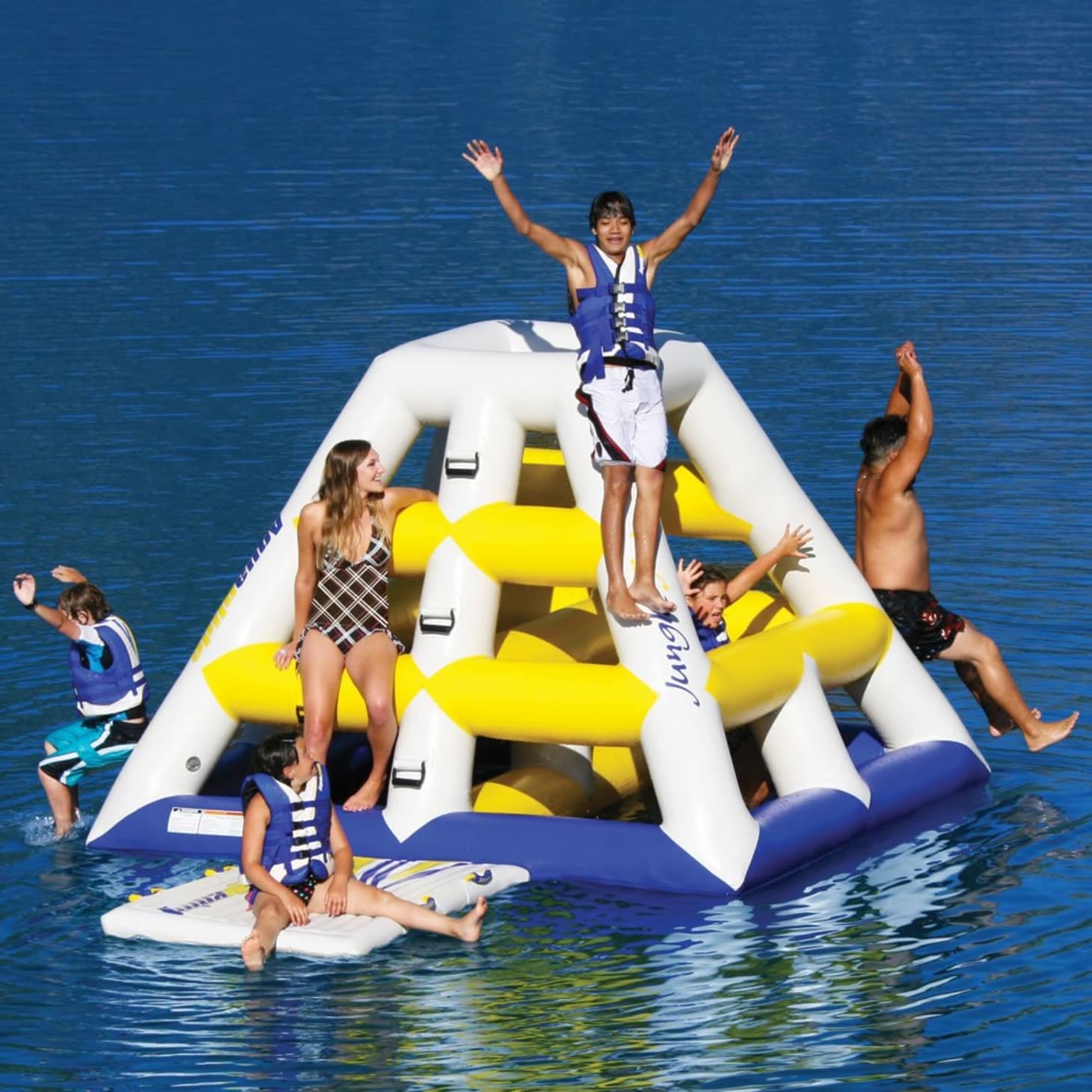 Blow up trampoline for water