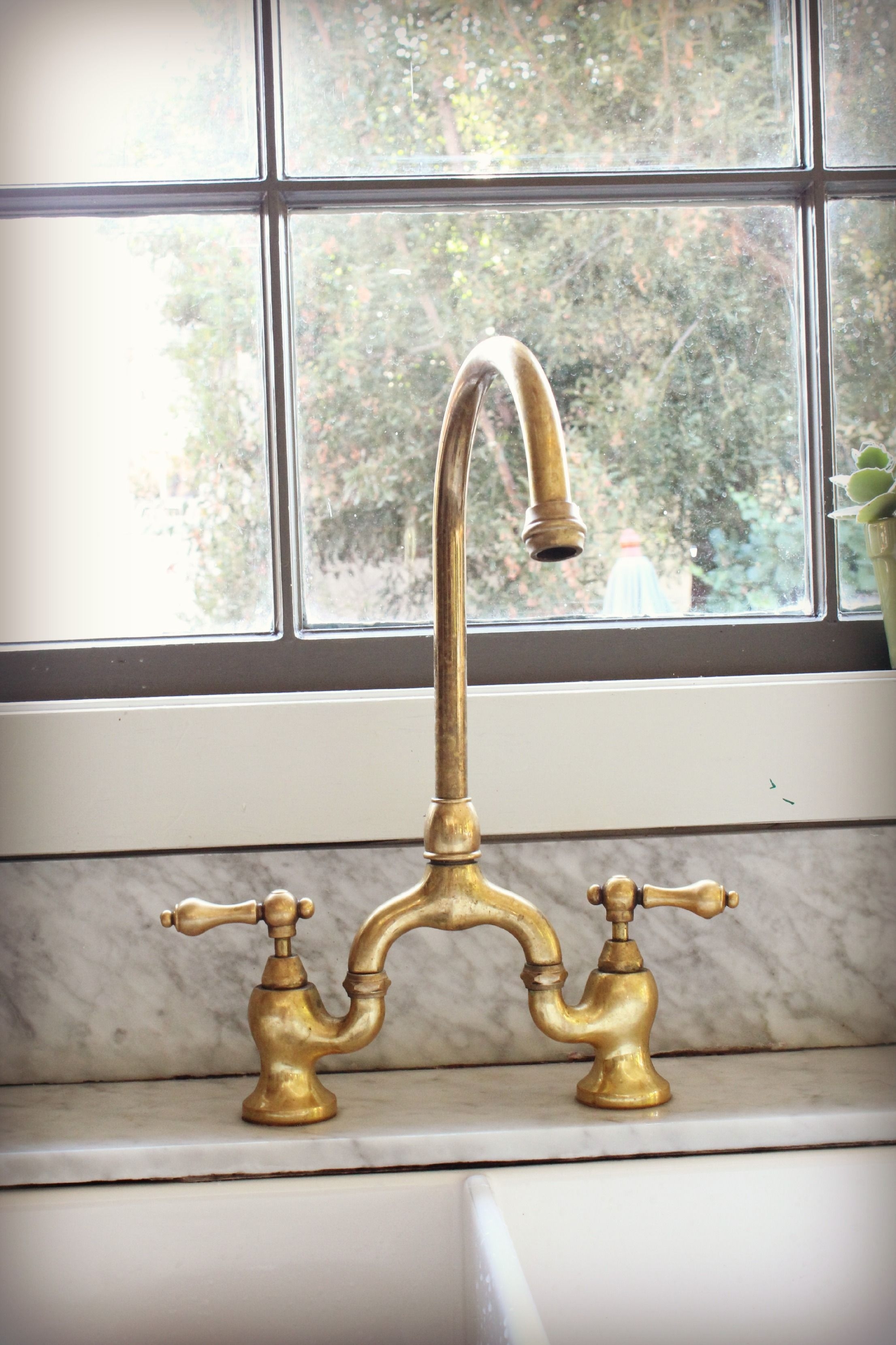Antique brass sink 2