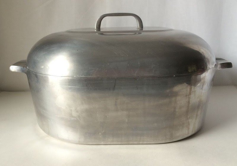 Covered roaster pan