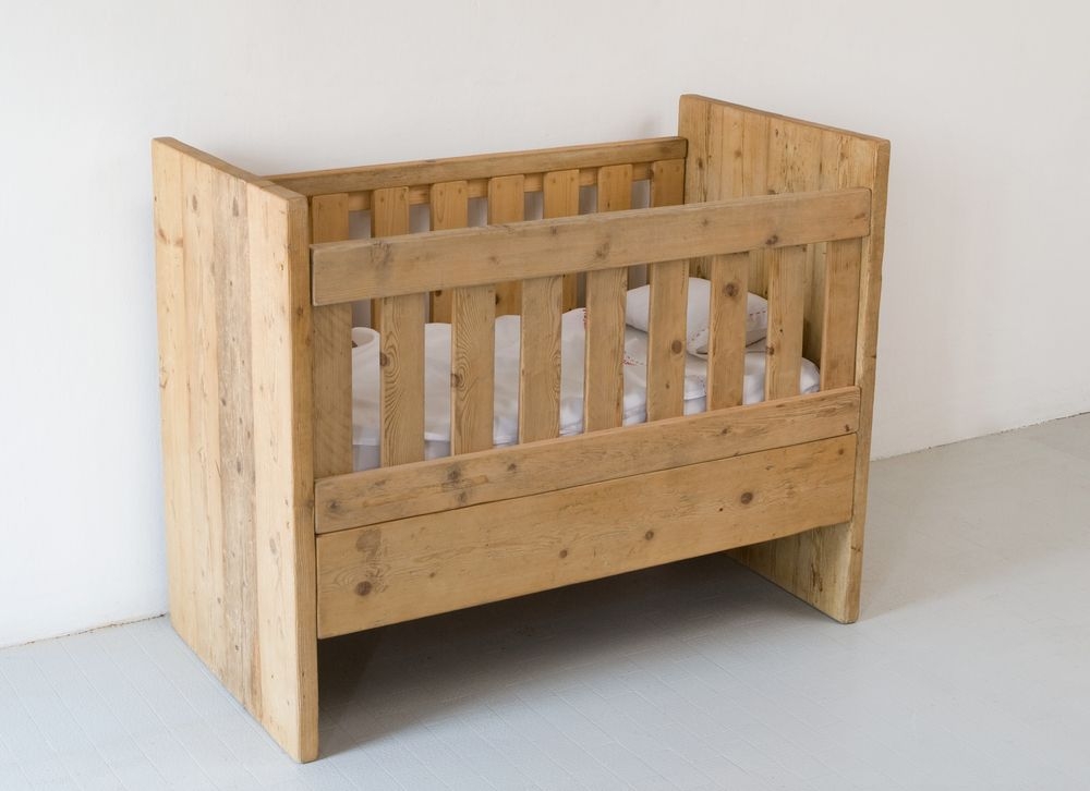 Pallet store baby cot