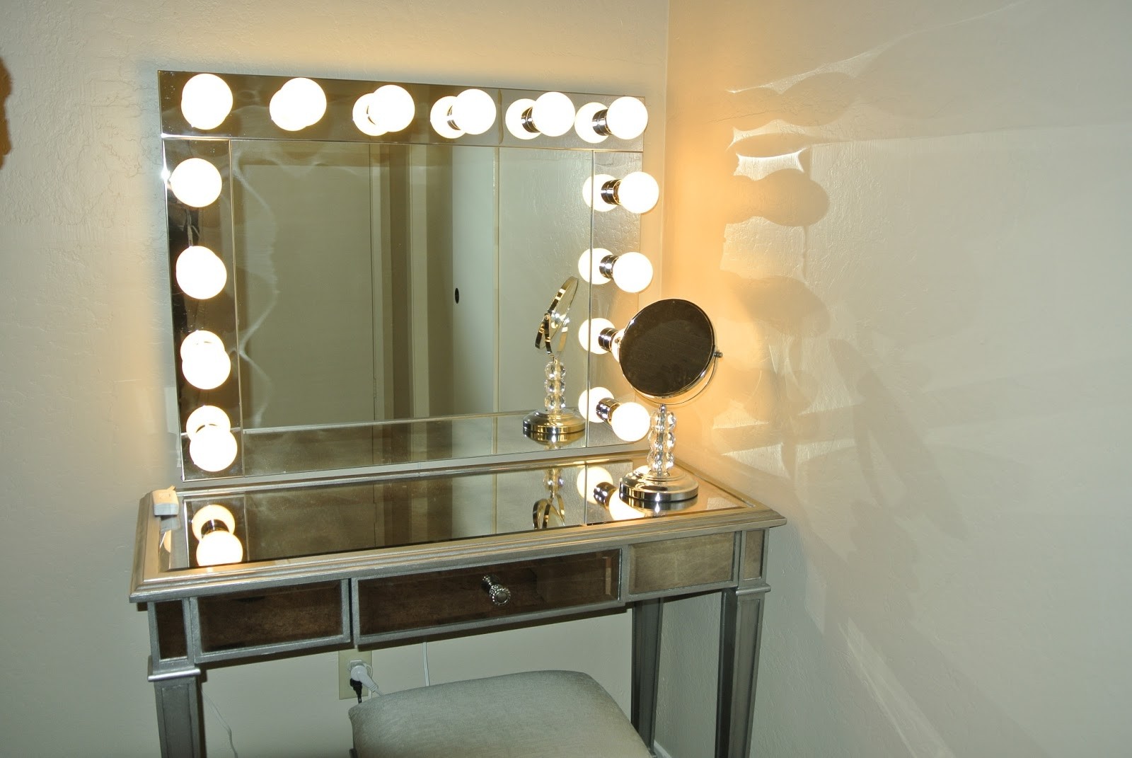 Dressing Table Tri-Fold Hollywood Mirror 3 Way Folding Design With LED Lights Beautify Vanity Beauty Makeup Mirror