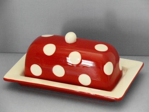 Ceramic butter dish in retro red with