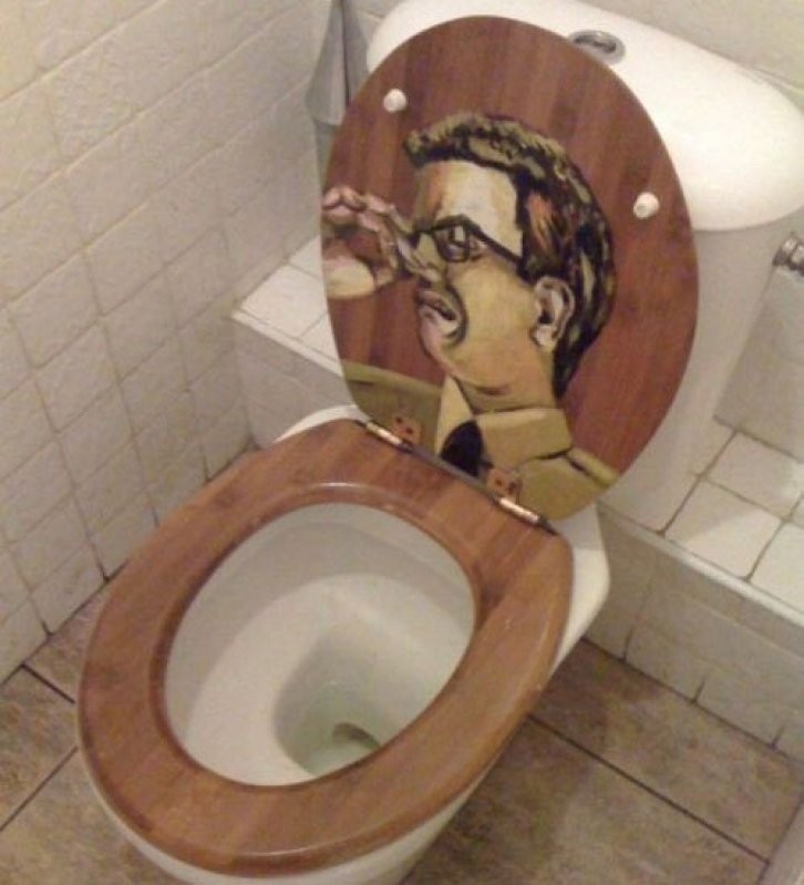 Carving into a toilet seat : r/trashy